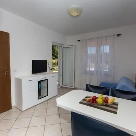 Apartment In Pjescana Mit Gemeinschaftlichem Pool Pula