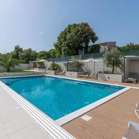 In Pjescana Mit Gemeinschaftlichem Pool Apartment Pula